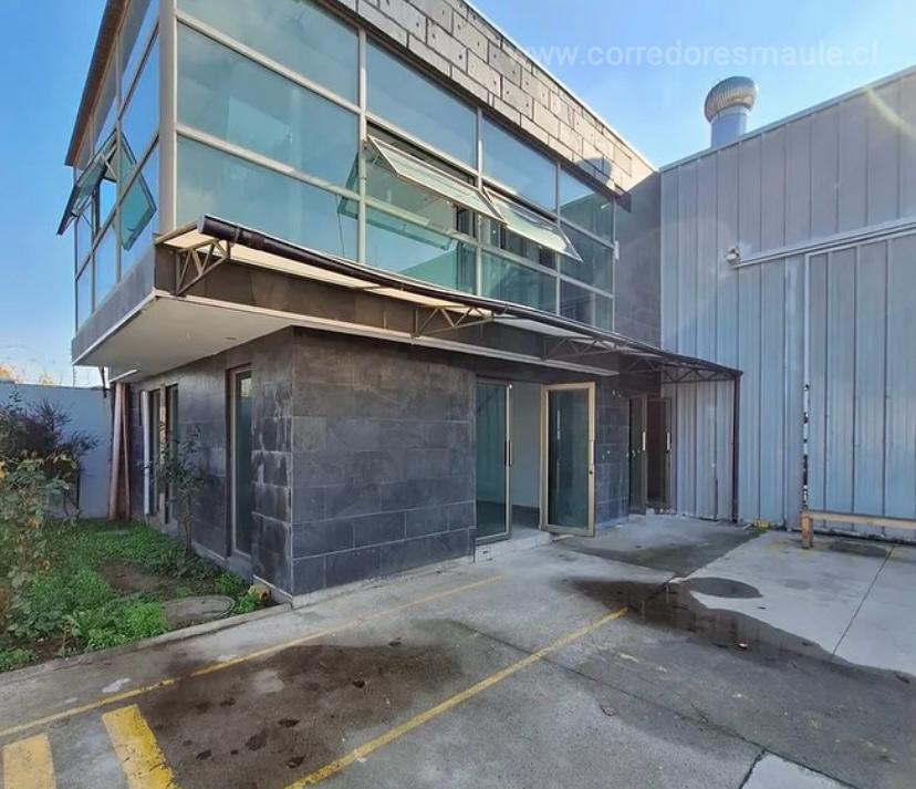 SE ARRIENDA BODEGA CON OFICINAS Y ESTACIONAMIENTOS